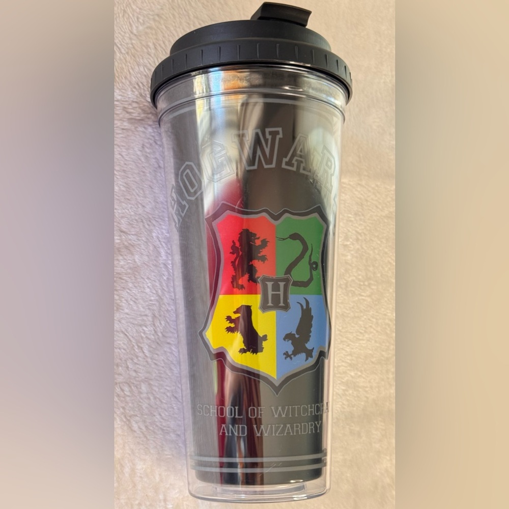 Harry Potter Hogwarts Crest Plastic Tumbler With Lid, Holds 24 oz